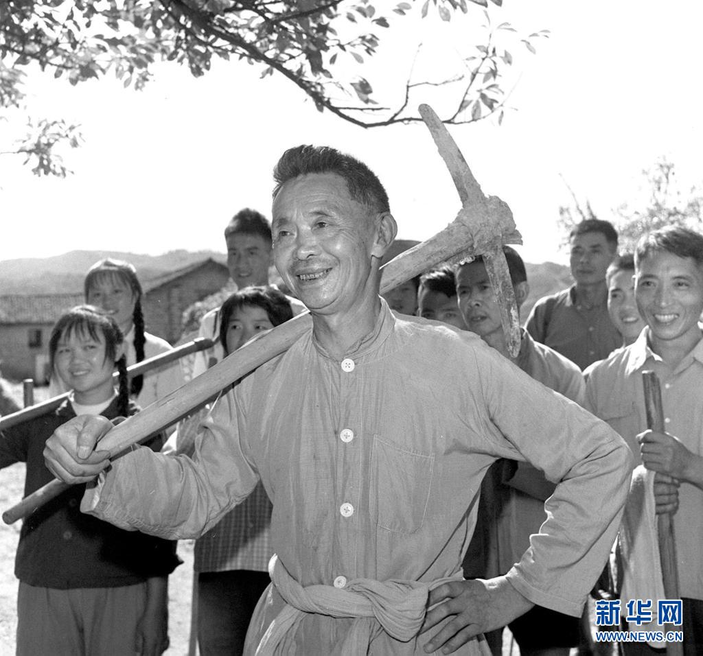 甘祖昌回到家乡后，一直和村民一起参加生产劳动（资料照片）。新华社记者 王绍业 摄.jpg