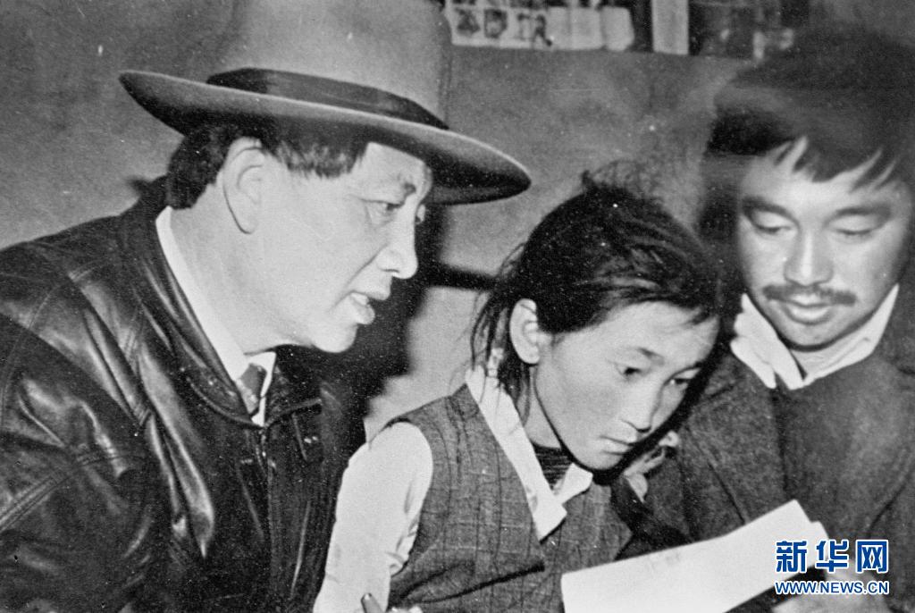 在西藏工作期间，孔繁森（左）在辅导藏族儿童读书（资料照片）。新华社发.jpg