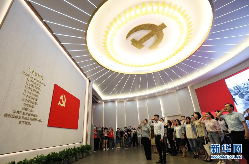 6月3日，党员在全新开馆的上海中共一大纪念馆里重温入党誓词。新华社记者 刘颖 摄.jpg