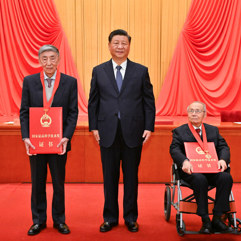 11月3日，习近平总书记向获得2020年度国家最高科学技术奖的顾诵芬院士（右）和王大中院士（左）颁奖。.jpeg
