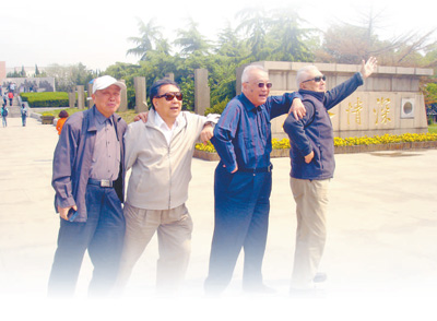2013年，张祖勋、李德仁、宁津生、陈俊勇（从左至右）4位院士合影。.jpg