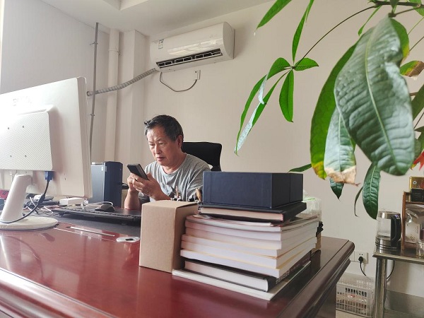 这是印遇龙在办公室内回复农民信息。新华社记者 周勉 摄.jpg